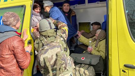 Des personnes à mobilité réduite sont évacuées d'Irpin (Ukraine) en ambulance, le 8 mars 2022. (BORIS LOUMAGNE / RADIO FRANCE)