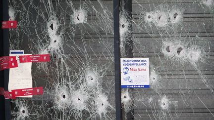 &nbsp; (Les impacts de balles à l'entrée de l'Hyper Casher de la porte de Vincennes © Reuters-Charles Platiau)