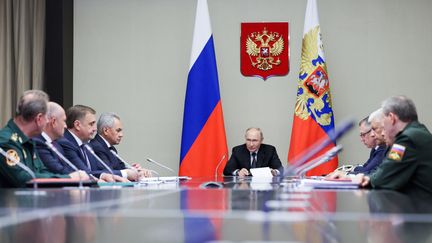 Le président russe, Vladimir Poutine, lors d'une réunion consacrée à la situation dans la région de Koursk, le 12 août, dans sa résidence de Novo-Ogaryovo, à l’extérieur de Moscou (Russie), alors que l'armée ukrainienne poursuit son incursion militaire. (GAVRIIL GRIGOROV / POOL / AFP)