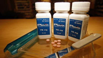 Des bo&icirc;tes de Plavix, un anticoagulant distribu&eacute; en France par le laboratoire Sanofi. (JEFF HAYNES / REUTERS)