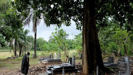 Quand Nana Assenso, 68 ans, chef du village d'Adidwan, dans l'arrière-pays ghanéen, se recueille sur la tombe de son oncle, il se rappelle de l'homme qu'il aimait mais aussi du passé qui hante sa famille depuis des générations. Son oncle s'appelait Kwame Badu, un nom qui a été transmis par la famille en souvenir d'un ancêtre, ancien esclave, il y a très longtemps. Il a suivi la tradition familiale et a nommé son fils cadet Kwame Badu."En grandissant, on m'a raconté l'histoire de deux de mes arrière-arrière- grands-oncles, Kwame Badu et Kofi Aboagye, qui ont été capturés et vendus comme esclaves", raconte Nana Assenso à Reuters. (REUTERS/FRANCIS KOKOROKO)