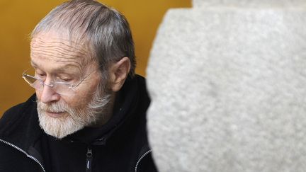 Maurice Agnelet quitte le palais de justice de Rennes (Ille-et-Vilaine) le 11 avril 2014. (JEAN-SEBASTIEN EVRARD / AFP)