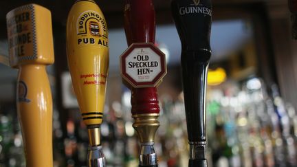 Dans un bar de New York (Etats-Unis). (MARIO TAMA / GETTY IMAGES NORTH AMERICA / AFP)