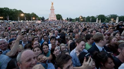 Touristes et supporters de la famille royale devant le palais de Buckingham Palace, &agrave; Londres, le 22 juillet 2013, pour la naissance du Royal Baby. &nbsp; (WILL OLIVER / AFP)