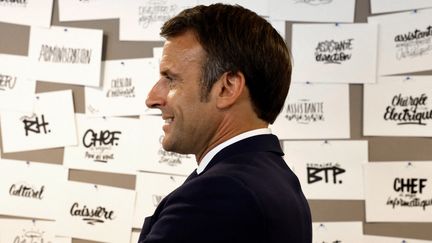 Emmanuel Macron, le 8 juin 2022, lors d'un déplacement à Clichy-sous-Bois.&nbsp; (CHRISTIAN HARTMANN / POOL)