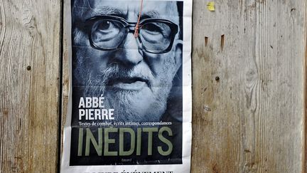 Une affiche placardée avec le visage de l'abbé Pierre (image d'illustration) (JEAN-PIERRE BALFIN / MAXPPP)