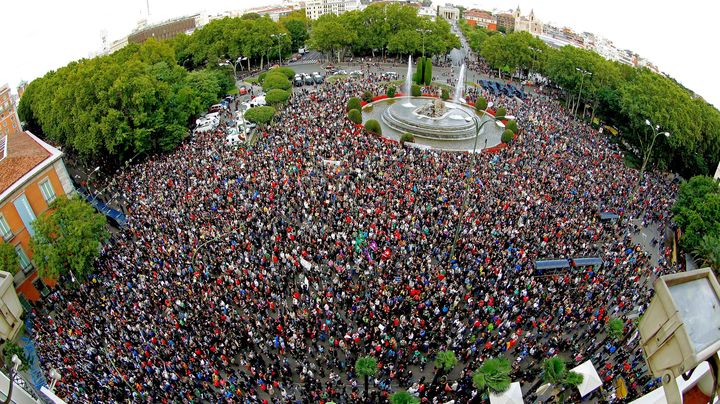 Les Espagnols ont encercl&eacute; le Parlement de Madrid, le 29 septembre 2012, lors d'une nouvelle manifestation anti-aust&eacute;rit&eacute;.&nbsp; (ANGEL DIAZ / MAXPPP)