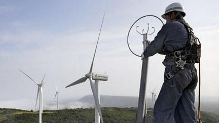 Mise en place d'éoliennes à Higashi-Dori, sur l'île de Honshu, le 10 juillet 2008. (AFP/KAZUHIRO NOGI)