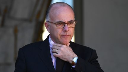 Le Premier ministre Bernard Cazeneuve, le 12 avril 2017 à la sortie du Conseil des ministres au palais de l'Elysée à Paris. (GABRIEL BOUYS / AFP)