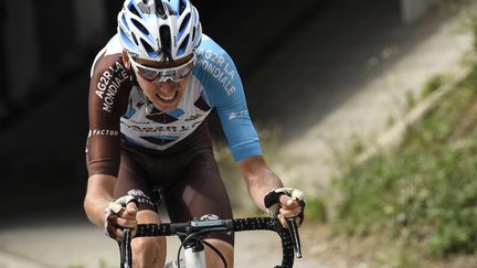 Romain Bardet à l'attaque dans la descente du Chat (LIONEL BONAVENTURE / AFP)