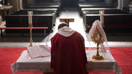 Un prêtre célèbre la prière du Vendredi saint devant une église vide, le 10 avril 2020 à Kosice (Slovaquie). (JOE KLAMAR / AFP)