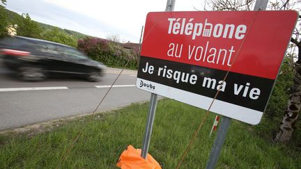 &nbsp; (L'usage du téléphone au volant multiplie par trois le risque d'avoir un accident © MaxPPP)