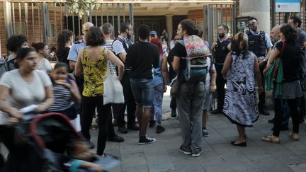 Des policiers catalans appartenant aux Mossos d'Esquadra gardent l'entrée d'une école où doit avoir lieu le scrutin, à Barcelone, le 29 septembre 2017.&nbsp; (PAU BARRENA / AFP)