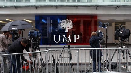 Devant le si&egrave;ge de l'UMP rue de Vaugirard, &agrave; Paris, le 26 mai 2014. (THOMAS SAMSON / AFP)