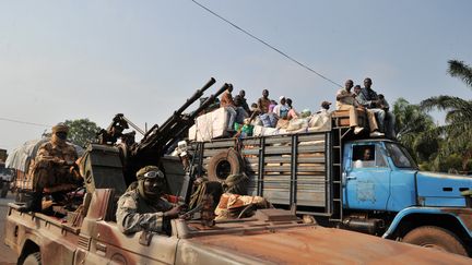 Des soldats tchadiens escortent des musulmans fuyant Bangui, la capitale de la Centrafrique, le 7 f&eacute;vrier 2014. (ISSOUF SANOGO / AFP)