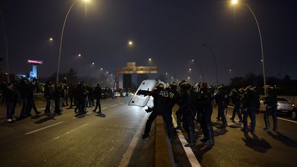 CRS et chauffeurs de VTC aux abords de l'aéroport d'Orly, samedi 17 décembre 2016. (CHRISTOPHE ARCHAMBAULT / AFP)