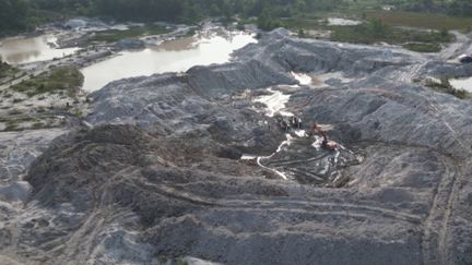 Sur l'île indonésienne de Bangka, l'extraction de l'étain permettant l’élaboration des téléphones mobiles est massive. Pour répondre à la forte demande, les mineurs travaillent à un rythme effréné, avec des conséquences environnementales significatives.