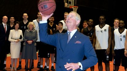 Le prince Charles s'essaie &eacute;galement &agrave; bon nombre de sports moins nobles, comme le basket... (PONTUS LUNDAHL / SCANPIX / AFP)