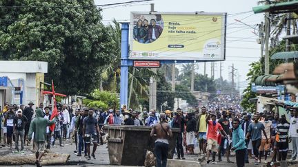 Des manifestants envahissent la rue alors que la police et l'armée se déploient à Maputo (Mozambique), le 7 novembre 2024. (CARLOS UQUEIO / AP / SIPA)