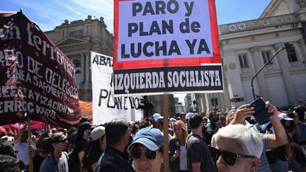 Thousands of Argentines demonstrated at the end of December, here in Buenos Aires, against the first measures of the new ultra-liberal president Javier Milei.  (LUIS ROBAYO / AFP)