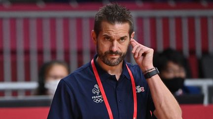 Le&nbsp;sélectionneur de l'équipe de France de handball Guillaume Gille lors de la finale des Jeux de Tokyo, le 7 août 2021, entre la France et le Danemark. (FABRICE COFFRINI / AFP)