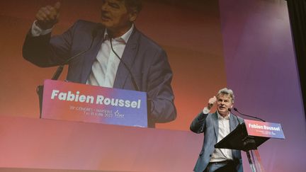 Le secrétaire national du PCF Fabien Roussel lors de son discours de clôture du congrès de Marseille (Bouches-du-Rhône) le 10 avril 2023 (NICOLAS CLEUET / LE PICTORIUM / MAXPPP)