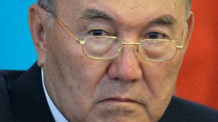 • Nazarbaïev, l'apparatchik

• Le Kazakhstan ou la géopolitique de l’eurasisme

• Kazakhstan: après 20 ans d'indépendance 

• Elections au pays du «Sultan de la lumière»

• L'élection n'a pas été «une véritable élection démocratique» d’après l’OSCE.

• Nazarbaïev réélu président du Kazakhstan avec 97,7 % des voix ( AFP/Ekaterina Shtukina)