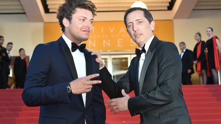 Les humoristes français Kev Adams et Gad Elmaleh posent, lors du festival de Cannes, le 21 mai 2016. (ALBERTO PIZZOLI / AFP)