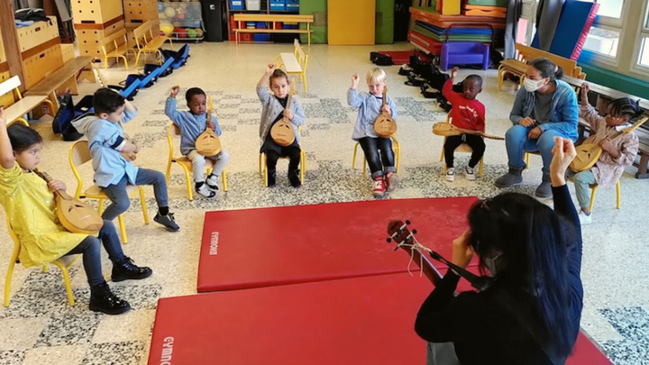 Les enfants des quartiers nord de Marseille ont été initiés à la mandoline par Vincent Beer Demander. (Compagnie VBD)