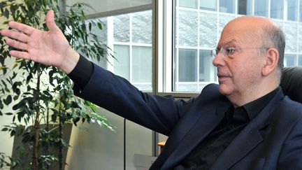 Patrick Buisson, directeur g&eacute;n&eacute;ral de la cha&icirc;ne Histoire,&nbsp;dans son bureau de Boulogne-Billancourt (Hauts-de-Seine), le 9 juin 2009. (PATRICK IAFRATE / SIPA)