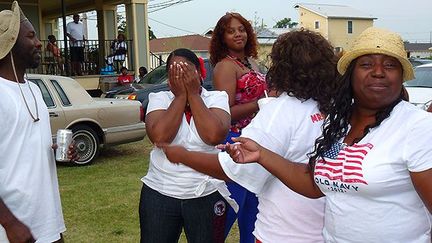 dans le quartier de Lower Ninth Ward, totalement détruit par l’ouragan Katrina* en 2005 et partiellement reconstruit aujourd’hui, des habitants participent à la fête de l’Indépendance, le 4 juillet 2012.

Sept ans après le drame, autour d’un barbecue, c’est l’occasion pour ceux qui attendent toujours un toit, de retourner dans leur ancien quartier et de retrouver leurs voisins qui ont eu la chance d’être relogés. (Stéphane Dubun)