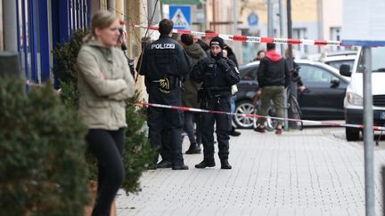 Des forces de sécurité effectuent des contrôles sur les lieux d'attentats ayant fait neuf morts à Hanau (Allemagne), le 20 février 2020.&nbsp; (DURSUN AYDEMIR / ANADOLU AGENCY / AFP)