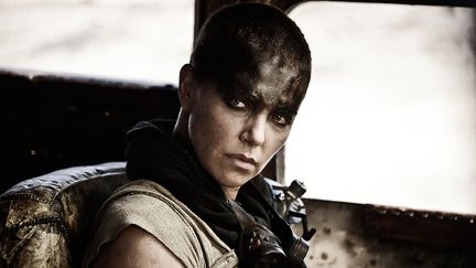 Charlize Theron incarne Imperator Furiosa, dans "Mad Max : Fury Road", de George Miller (2015). (WARNER BROS FRANCE )