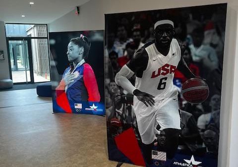 Des portraits de LeBron James et Simone Biles sont exposés à l’entrée d’Athletica.  (THÉO GICQUEL / FRANCEINFO : SPORT)