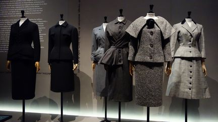 Début 1947, Christian Dior lance la première collection de sa maison de couture. Terminée la « femme-soldat à la carrure de boxeur », apparaissent les femmes fleurs à la poitrine marquée, à la taille soulignée et au ventre creusé, aux hanches arrondies et à la jupe ample… Carmel Snow, rédactrice en chef de Harper’s Bazaar, baptise cette collection « New Look ». Cette silhouette sablier généreuse en tissu fait scandale en même temps qu’elle devient emblématique de la décennie. D’autres styles concurrents sont remarquables : la ligne Balenciaga, dite « tonneau », au volume s’évasant dans le dos et autour de la taille ou encore, à l’opposé du New Look, la ligne Chanel au tailleur droit et strict qui crée la rupture dès 1954. 
 (Corinne Jeammet)