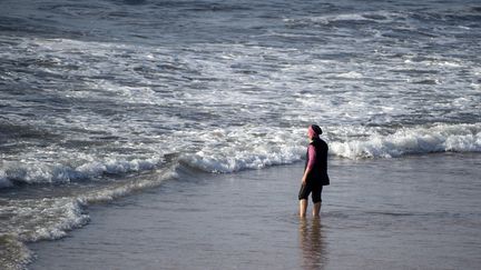 Une femme en burkini, sur une plage près de Rabat (Maroc), le 17 août 2016.&nbsp; (FADEL SENNA / AFP)