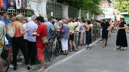 File d'attente devant le théâtre des Béliers, Avignon
 (Sophie Jouve)