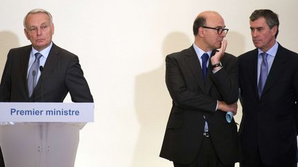 Le Premier ministre, Jean-Marc Ayrault, et les ministre de l'Economie et du Budget, Pierre Moscovici et J&eacute;r&ocirc;me Cahuzac, le 19 septembre 2012 &agrave; Matignon. (MARTIN BUREAU / AP / SIPA)