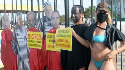 Des manifestants, représentant les accusés du scandale du Mensalao, demandent justice, à Brasilia, le 18 septembre 2013. (AFP PHOTO / Evaristo Sa)