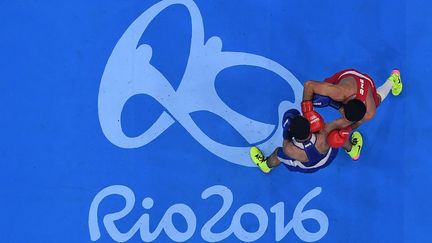 Deux boxeurs lors des Jeux olympiques de Rio, le 21 août 2016. (POOL / POOL)