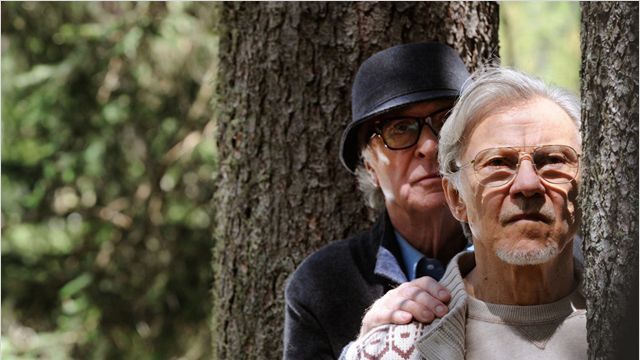 Mick (Harvey Keitel, au premier plan) et Fred (Michael Caine) veulent profiter du temps qu'il leur reste
 (Pathé Distribution)