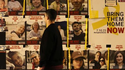 Des affiches montrent les otages aux mains du Hamas, à Tel-Aviv, en Israël, le 20 janvier 2024. (AHMAD GHARABLI / AFP)