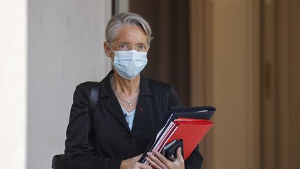 La ministre Elisabeth Borne quitte le palais de l'Elysée à Paris, le 31 mars 2021. (LUDOVIC MARIN / AFP)