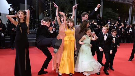 Les acteurs du film "Riddle of Fire", en compétition à la Quinzaine des Cinéastes, se déchaînent sur le tapis rouge, chacun à sa manière. L'ambiance est à la fête ce vendredi soir. (ANDREAS RENTZ / GETTY IMAGES EUROPE)