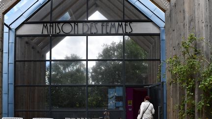 Le gouvernement veut dupliquer la maison des femmes de Saint-Denis, qui accueille les victimes de violences, dans chaque département d'ici 2025. (JULIEN DE ROSA / AFP)