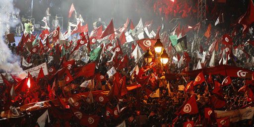 Des partisans du parti islamiste Ennahda manifestent à Tunis dans la nuit du 3 au 4 août 2013. (Reuters - Zoubeir Souissi)