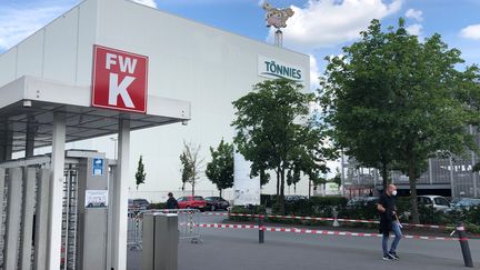 Un salarié sort de l'entreprise Tönnies,&nbsp;à Rheda-Wiedenbrück (Allemagne), le 19 juin 2020. (LUDOVIC PIEDTENU / RADIO FRANCE)