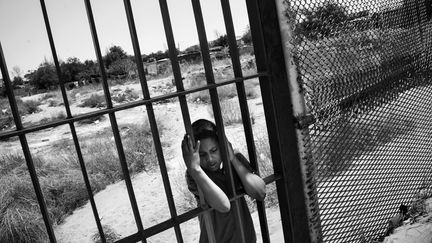 Un enfant du c&ocirc;t&eacute; mexicain de la cl&ocirc;ture, &agrave; Colonia&nbsp;Rancho Anapra, un quartier voisin de Ciudad&nbsp;(Mexique), en 2011. (PAOLO PELLEGRIN / MAGNUM PHOTOS / POSTCARDS FROM AMERICA)