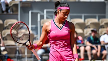 Caroline Garcia l'a compris, 2023 ne sera pas son année porte d'Auteuil. La Française tombe face à Anna Blinkova le 31 mai 2023 et sort pour la troisième année de suite au deuxième tour de Roland-Garros. (MATTHIEU MIRVILLE / AFP)