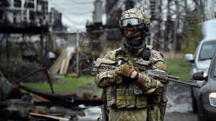 Un soldat russe garde la centrale électrique de Lougansk, le 13 avril 2022 (ALEXANDER NEMENOV / AFP)